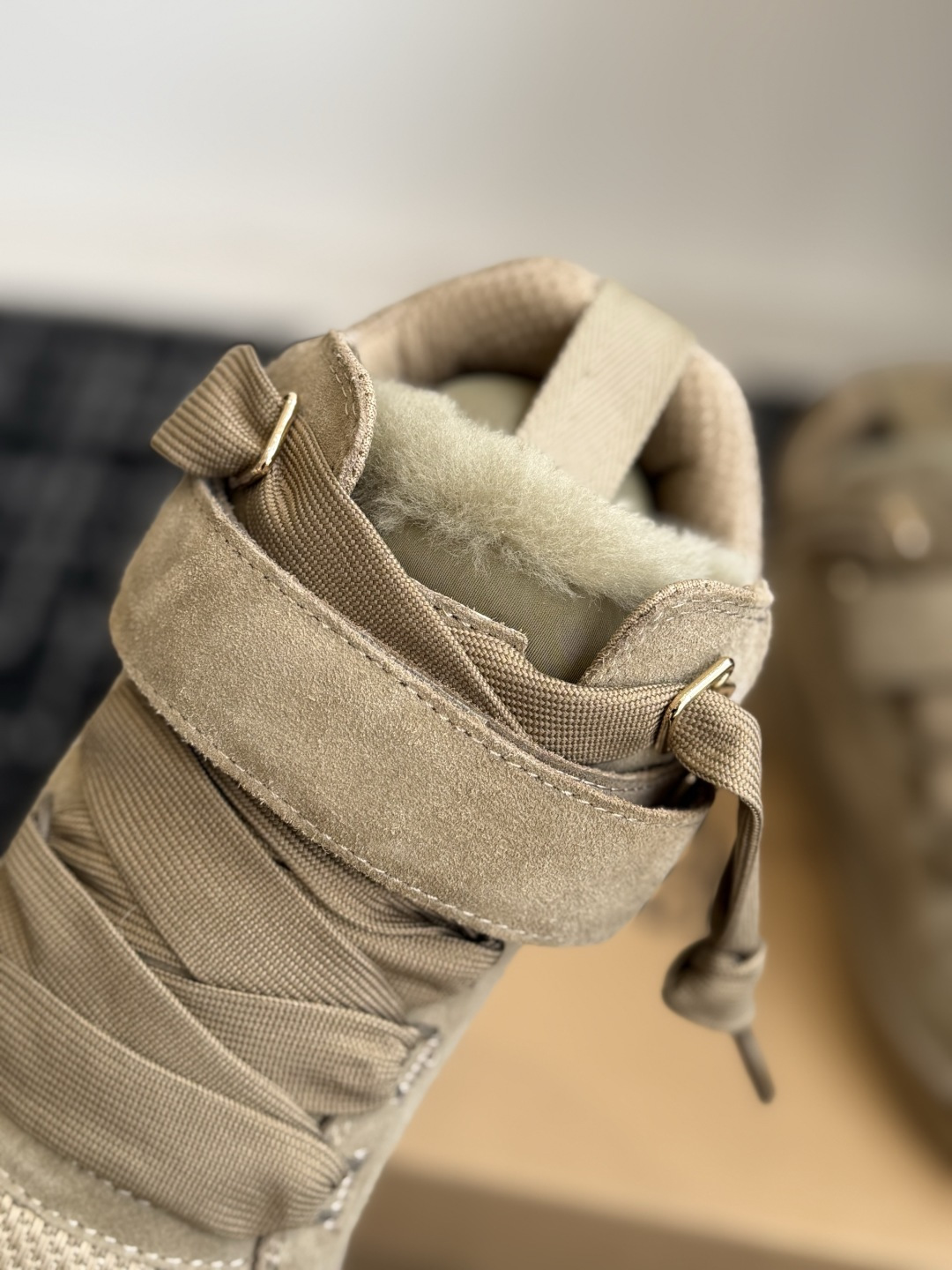 东莞代购级 UGG梅尔坡跟高帮女生羊毛休闲鞋 雪地靴 面料:牛剖层革+织物鞋面 内里:进口澳洲羊毛内里 魔术贴厚底新款 东莞代购级 UGG梅尔坡跟高帮女生羊毛休闲鞋 雪地靴 面料:牛剖层革+织物鞋面 内里:进口澳洲羊毛内里 魔术贴厚底新款