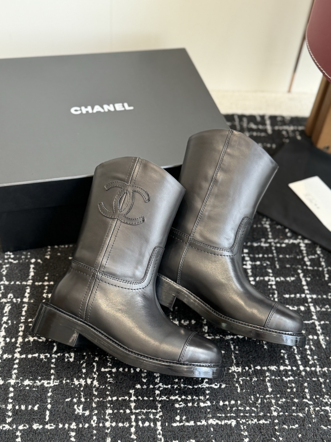 代购级 CHANEL 香奈儿 26ss 小香秋冬新款字母短靴 一脚蹬短靴 骑士靴 真的是帅气时尚的代表 靴筒Chanel 代购级 CHANEL 香奈儿 26ss 小香秋冬新款字母短靴 一脚蹬短靴 骑士靴 真的是帅气时尚的代表 靴筒Chanel