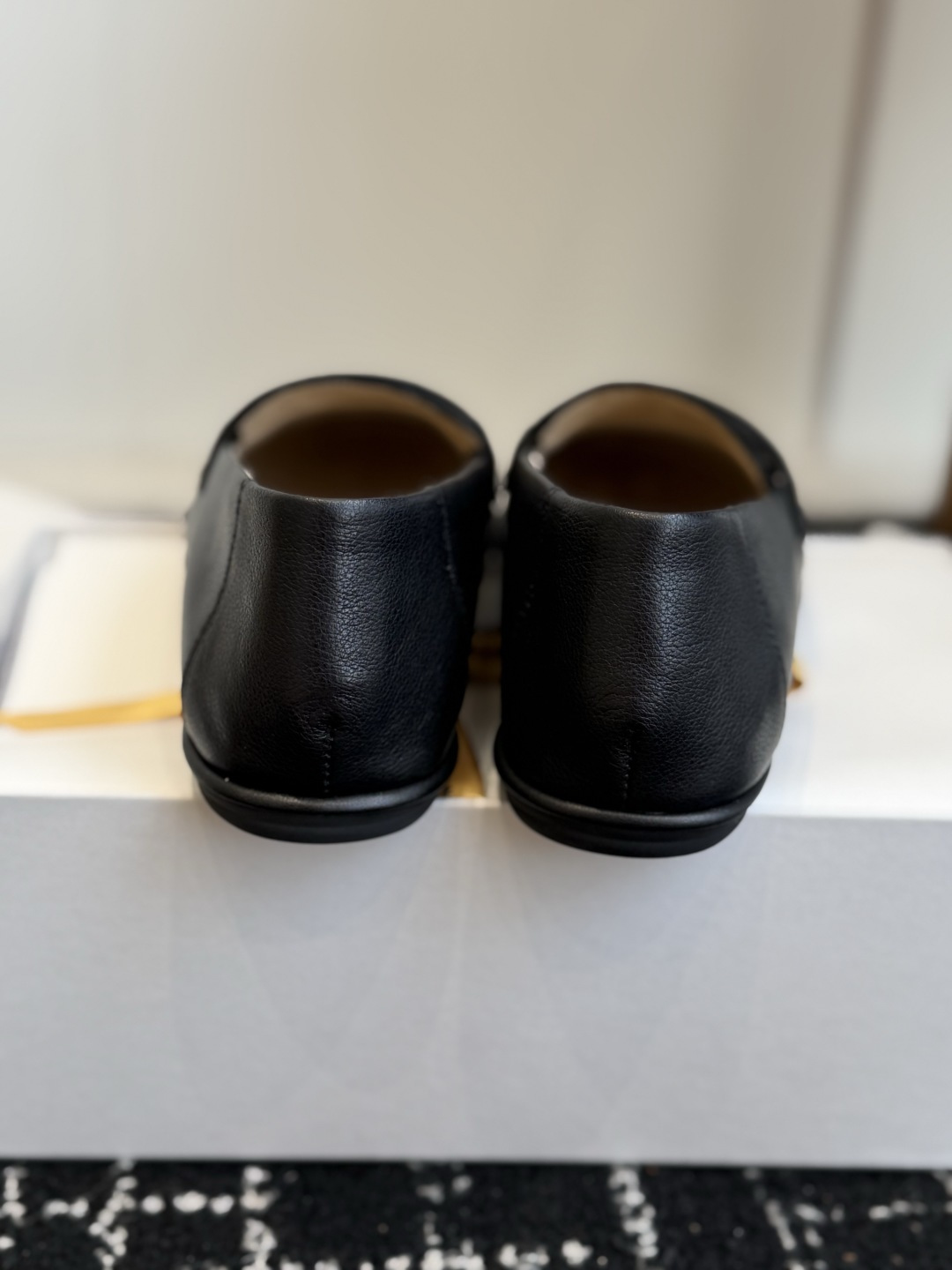 东莞代购级 新款The row 26ss 圆头 平底单鞋 简简单单的一款素面单鞋却能够吸引眼球，看着不起眼但却让人越看越