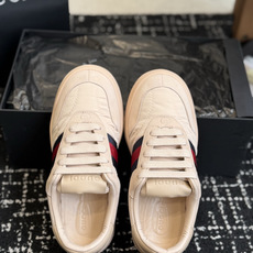 东莞代购级 GUCCI 26ss全新尼龙 德训鞋 情侣休闲鞋 尼龙面料搭配磨砂牛皮,更轻便透气,经典红绿织带辨识度拉满 东莞代购级 GUCCI 26ss全新尼龙 德训鞋 情侣休闲鞋 尼龙面料搭配磨砂牛皮,更轻便透气,经典红绿织带辨识度拉满