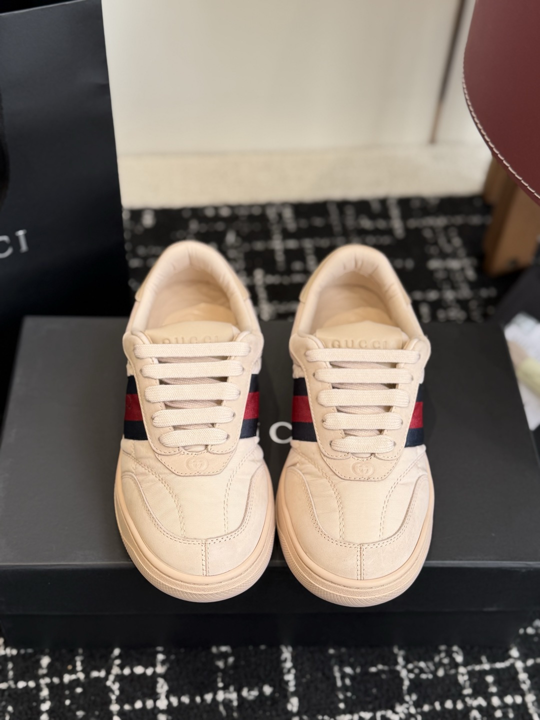 东莞代购级 GUCCI 26ss全新尼龙 德训鞋 情侣休闲鞋  尼龙面料搭配磨砂牛皮，更轻便透气，经典红绿织带辨识度拉满