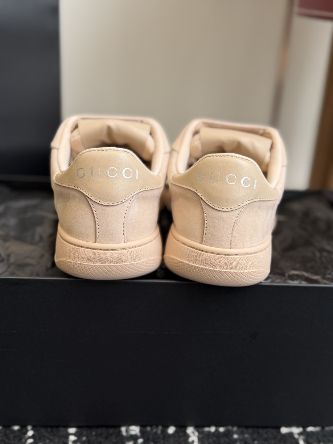 东莞代购级 GUCCI 26ss全新尼龙 德训鞋 情侣休闲鞋 尼龙面料搭配磨砂牛皮,更轻便透气,经典红绿织带辨识度拉满 东莞代购级 GUCCI 26ss全新尼龙 德训鞋 情侣休闲鞋 尼龙面料搭配磨砂牛皮,更轻便透气,经典红绿织带辨识度拉满