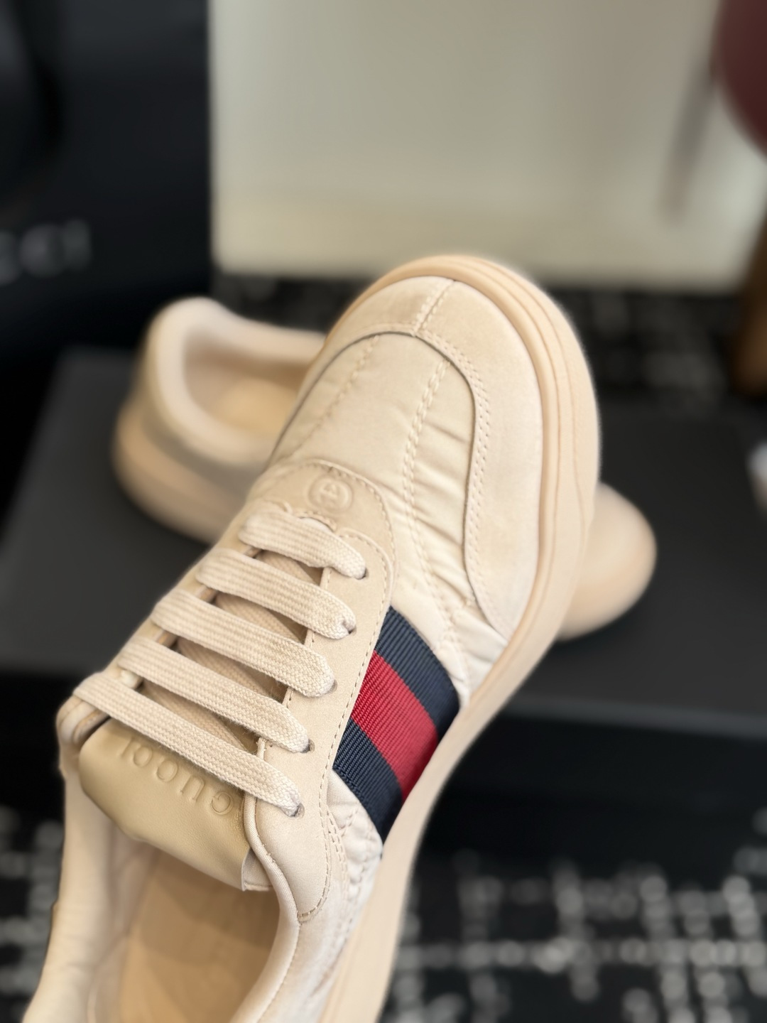 东莞代购级 GUCCI 26ss全新尼龙 德训鞋 情侣休闲鞋 尼龙面料搭配磨砂牛皮,更轻便透气,经典红绿织带辨识度拉满 东莞代购级 GUCCI 26ss全新尼龙 德训鞋 情侣休闲鞋 尼龙面料搭配磨砂牛皮,更轻便透气,经典红绿织带辨识度拉满