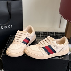 东莞代购级 GUCCI 26ss全新尼龙 德训鞋 情侣休闲鞋 尼龙面料搭配磨砂牛皮,更轻便透气,经典红绿织带辨识度拉满 东莞代购级 GUCCI 26ss全新尼龙 德训鞋 情侣休闲鞋 尼龙面料搭配磨砂牛皮,更轻便透气,经典红绿织带辨识度拉满