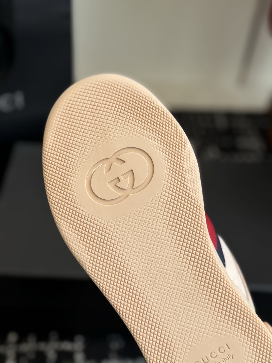 东莞代购级 GUCCI 26ss全新尼龙 德训鞋 情侣休闲鞋 尼龙面料搭配磨砂牛皮,更轻便透气,经典红绿织带辨识度拉满 东莞代购级 GUCCI 26ss全新尼龙 德训鞋 情侣休闲鞋 尼龙面料搭配磨砂牛皮,更轻便透气,经典红绿织带辨识度拉满