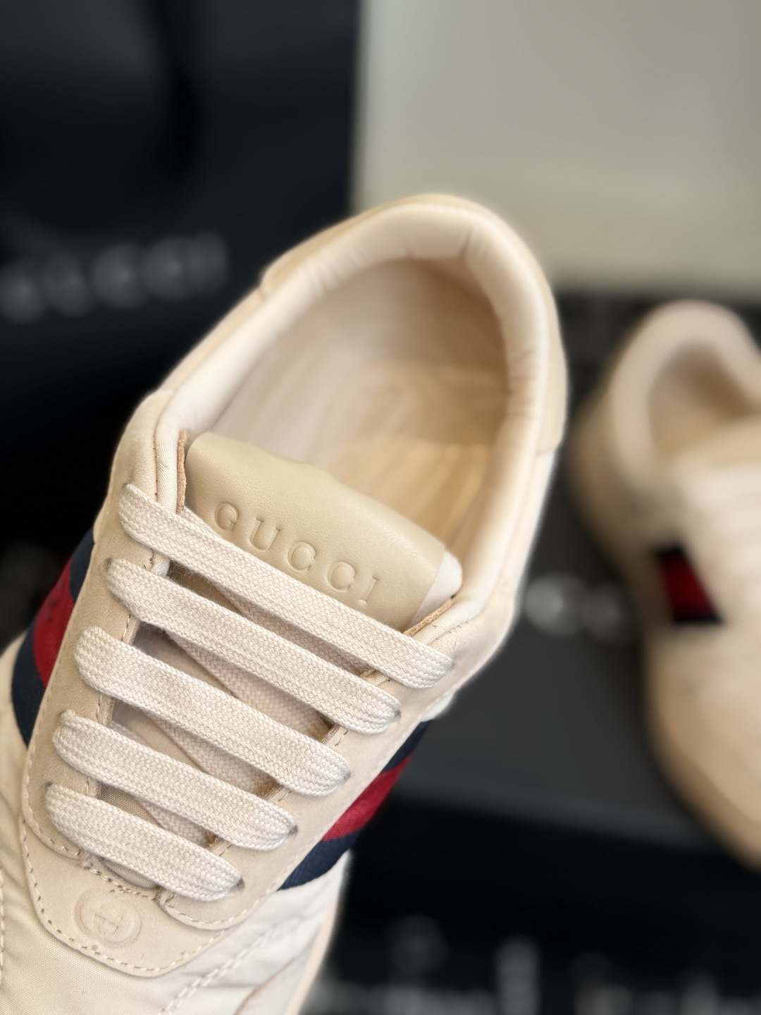 东莞代购级 GUCCI 26ss全新尼龙 德训鞋 情侣休闲鞋 尼龙面料搭配磨砂牛皮,更轻便透气,经典红绿织带辨识度拉满 东莞代购级 GUCCI 26ss全新尼龙 德训鞋 情侣休闲鞋 尼龙面料搭配磨砂牛皮,更轻便透气,经典红绿织带辨识度拉满