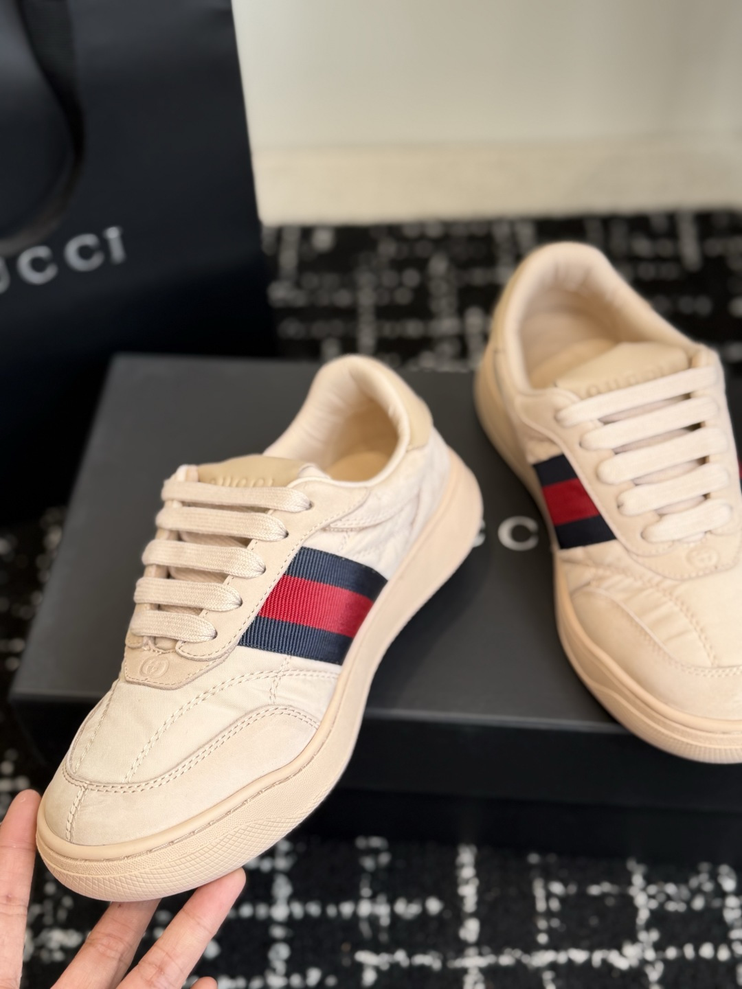 东莞代购级 GUCCI 26ss全新尼龙 德训鞋 情侣休闲鞋 尼龙面料搭配磨砂牛皮,更轻便透气,经典红绿织带辨识度拉满 东莞代购级 GUCCI 26ss全新尼龙 德训鞋 情侣休闲鞋 尼龙面料搭配磨砂牛皮,更轻便透气,经典红绿织带辨识度拉满