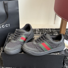东莞代购级 GUCCI 26ss全新尼龙 德训鞋 情侣休闲鞋 尼龙面料搭配磨砂牛皮,更轻便透气,经典红绿织带辨识度拉满 东莞代购级 GUCCI 26ss全新尼龙 德训鞋 情侣休闲鞋 尼龙面料搭配磨砂牛皮,更轻便透气,经典红绿织带辨识度拉满