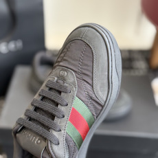 东莞代购级 GUCCI 26ss全新尼龙 德训鞋 情侣休闲鞋 尼龙面料搭配磨砂牛皮,更轻便透气,经典红绿织带辨识度拉满 东莞代购级 GUCCI 26ss全新尼龙 德训鞋 情侣休闲鞋 尼龙面料搭配磨砂牛皮,更轻便透气,经典红绿织带辨识度拉满