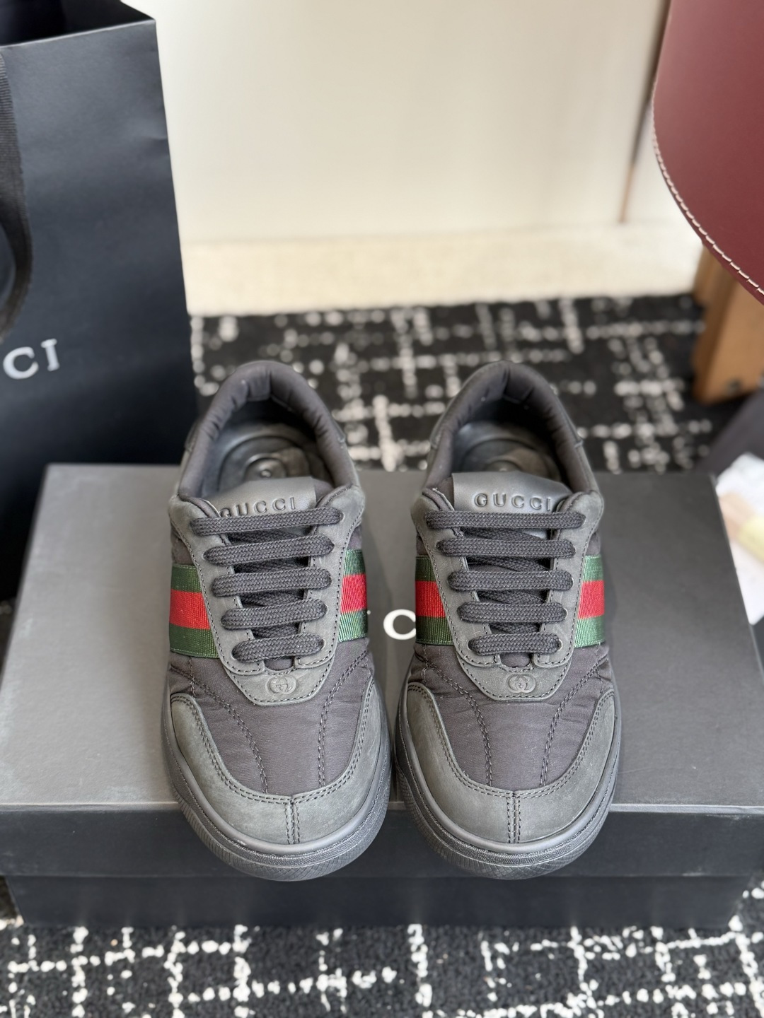 东莞代购级 GUCCI 26ss全新尼龙 德训鞋 情侣休闲鞋  尼龙面料搭配磨砂牛皮，更轻便透气，经典红绿织带辨识度拉满