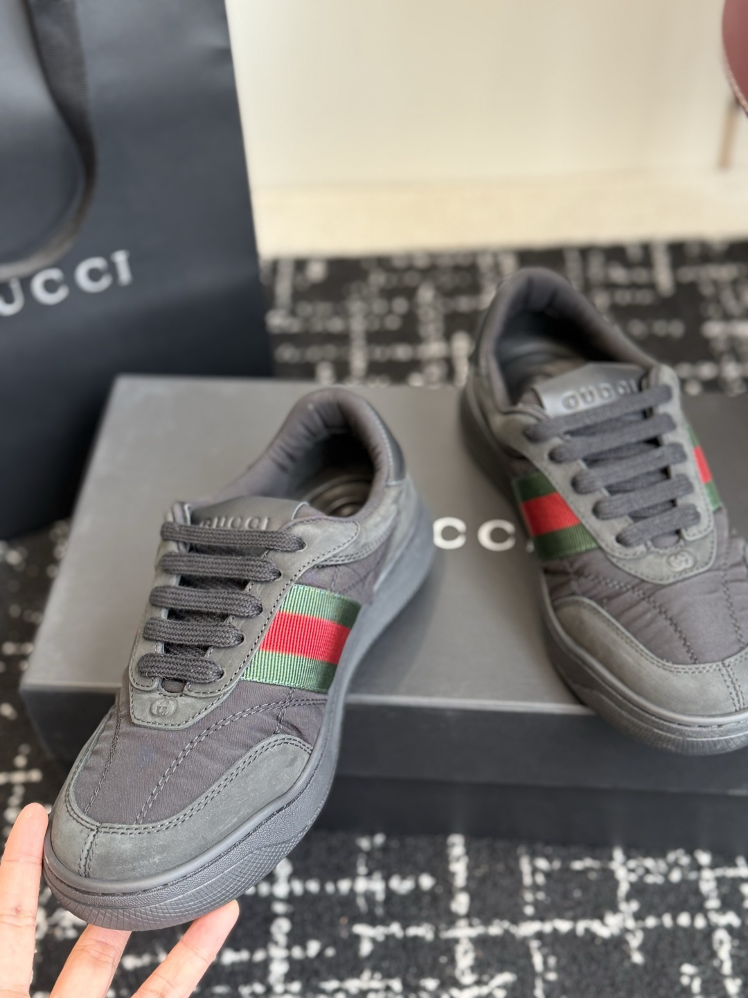 东莞代购级 GUCCI 26ss全新尼龙 德训鞋 情侣休闲鞋 尼龙面料搭配磨砂牛皮,更轻便透气,经典红绿织带辨识度拉满 东莞代购级 GUCCI 26ss全新尼龙 德训鞋 情侣休闲鞋 尼龙面料搭配磨砂牛皮,更轻便透气,经典红绿织带辨识度拉满