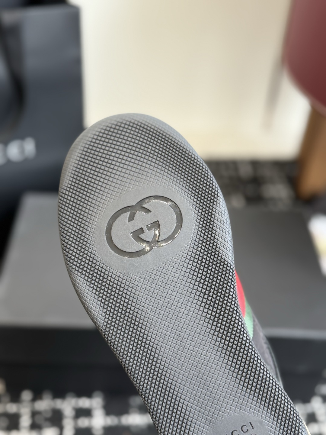 东莞代购级 GUCCI 26ss全新尼龙 德训鞋 情侣休闲鞋 尼龙面料搭配磨砂牛皮,更轻便透气,经典红绿织带辨识度拉满 东莞代购级 GUCCI 26ss全新尼龙 德训鞋 情侣休闲鞋 尼龙面料搭配磨砂牛皮,更轻便透气,经典红绿织带辨识度拉满