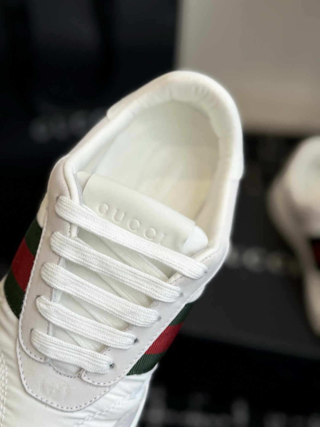 东莞代购级 GUCCI 26ss全新尼龙 德训鞋 情侣休闲鞋  尼龙面料搭配磨砂牛皮，更轻便透气，经典红绿织带辨识度拉满