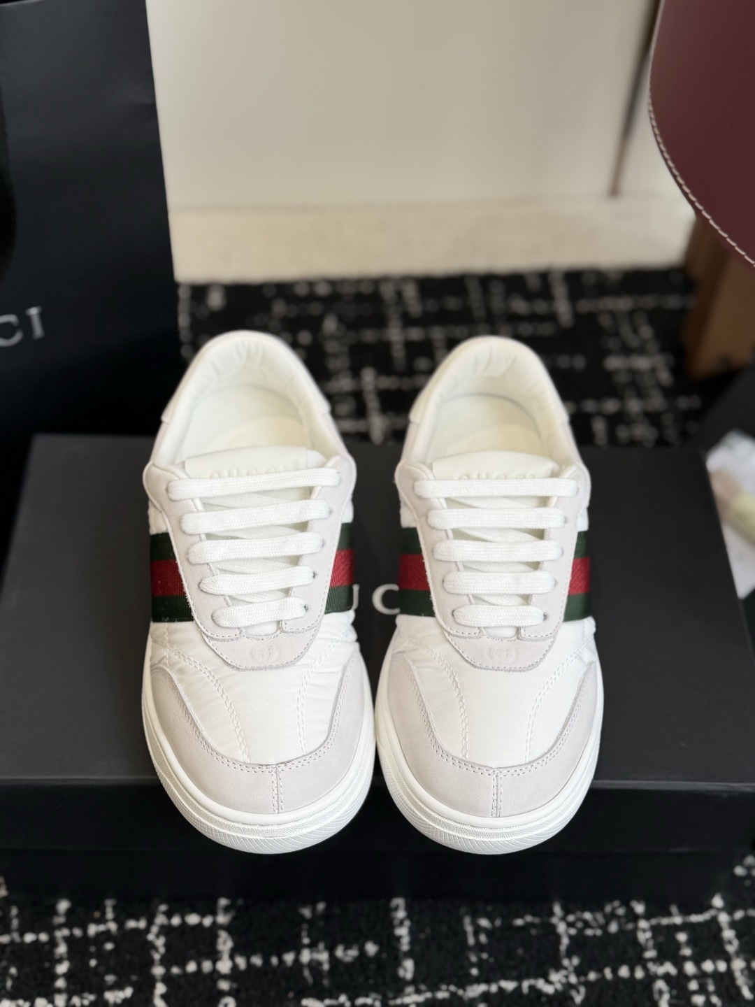东莞代购级 GUCCI 26ss全新尼龙 德训鞋 情侣休闲鞋  尼龙面料搭配磨砂牛皮，更轻便透气，经典红绿织带辨识度拉满