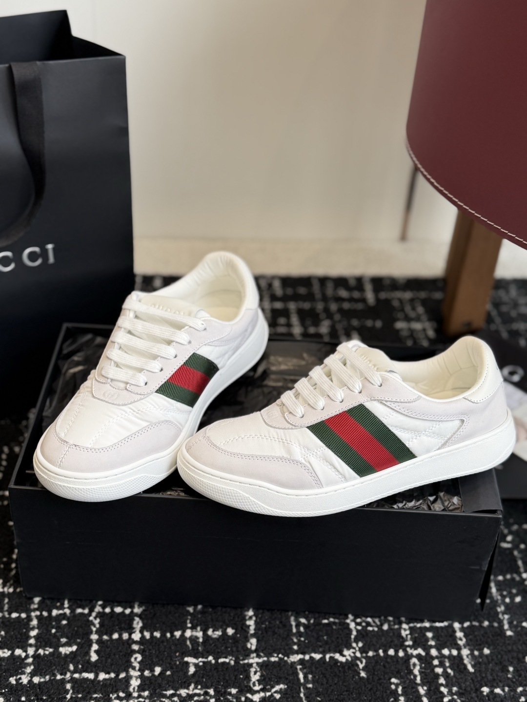 东莞代购级 GUCCI 26ss全新尼龙 德训鞋 情侣休闲鞋  尼龙面料搭配磨砂牛皮，更轻便透气，经典红绿织带辨识度拉满