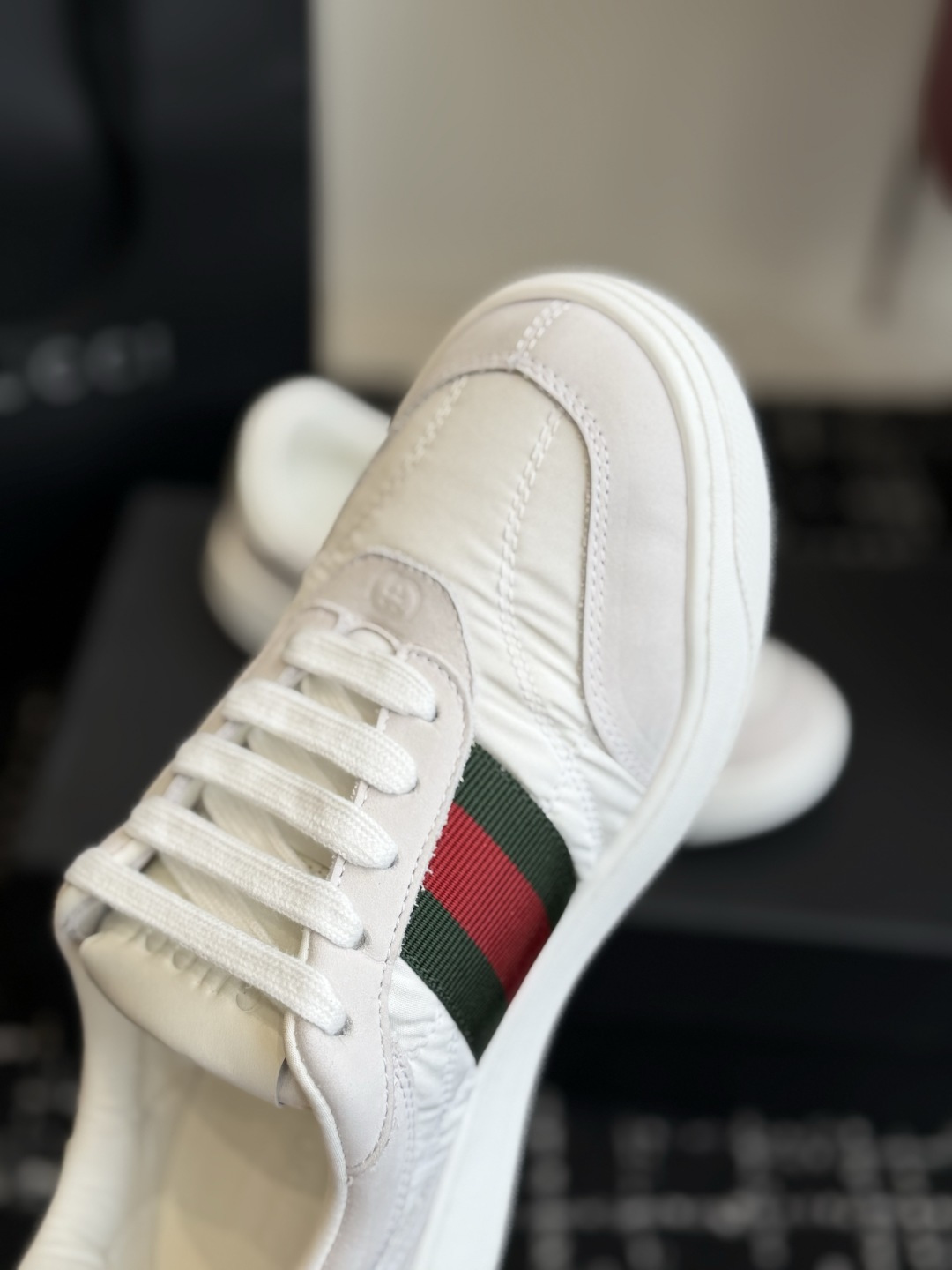 东莞代购级 GUCCI 26ss全新尼龙 德训鞋 情侣休闲鞋  尼龙面料搭配磨砂牛皮，更轻便透气，经典红绿织带辨识度拉满