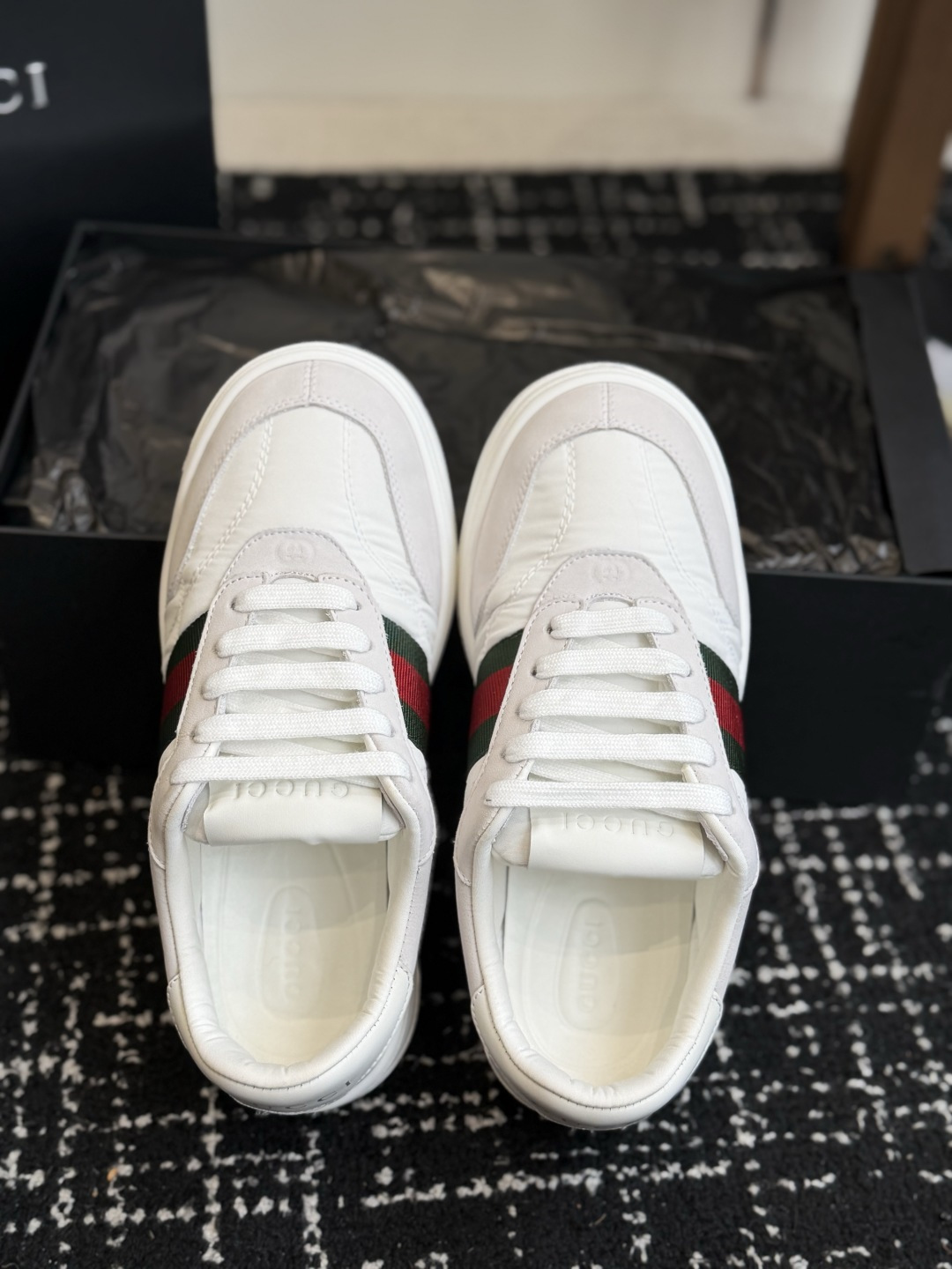 东莞代购级 GUCCI 26ss全新尼龙 德训鞋 情侣休闲鞋  尼龙面料搭配磨砂牛皮，更轻便透气，经典红绿织带辨识度拉满