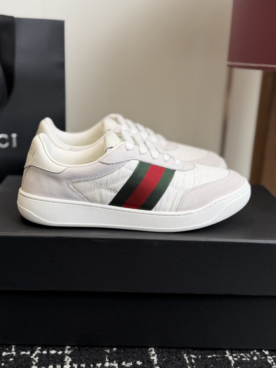东莞代购级 GUCCI 26ss全新尼龙 德训鞋 情侣休闲鞋  尼龙面料搭配磨砂牛皮，更轻便透气，经典红绿织带辨识度拉满
