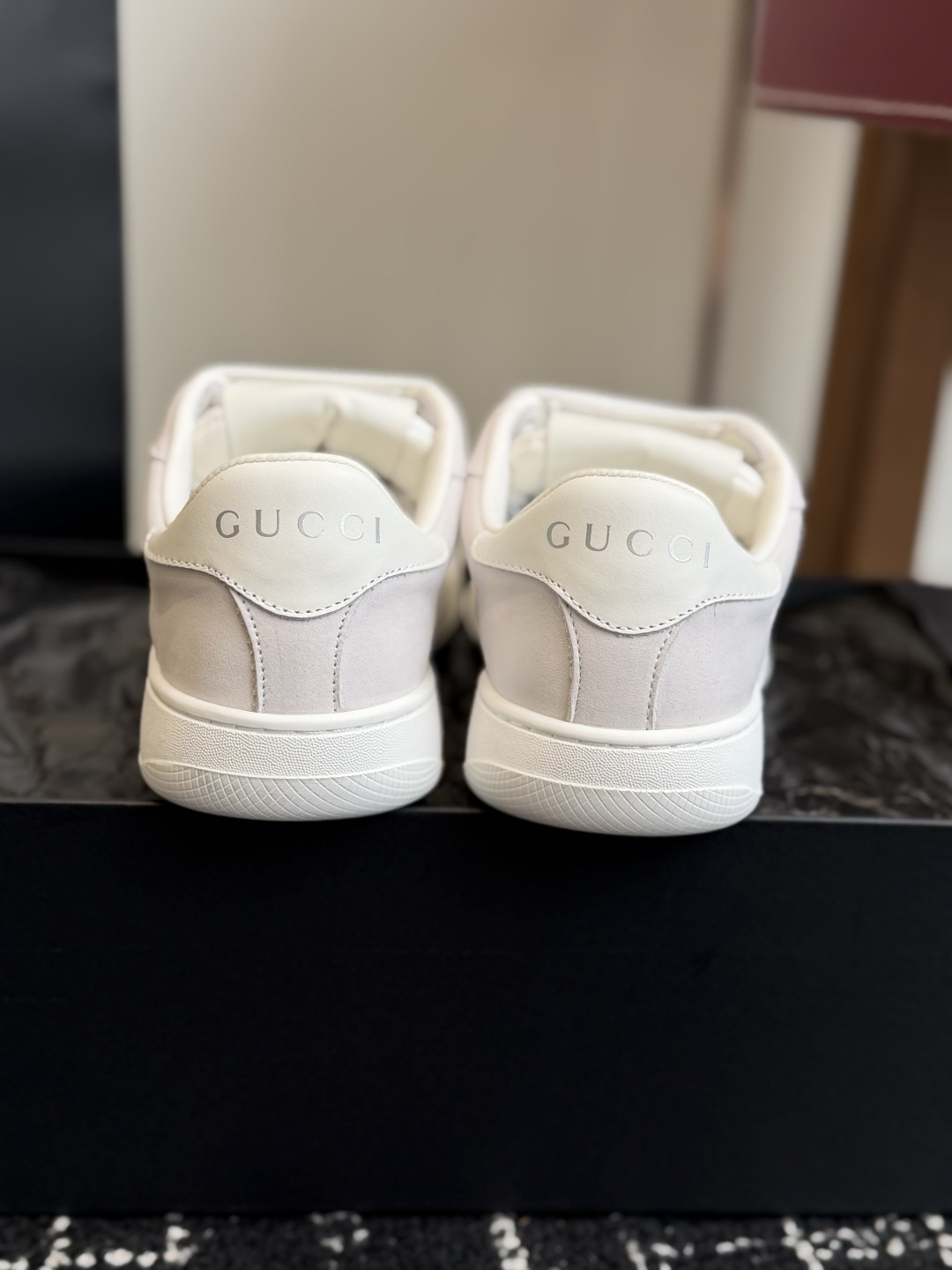 东莞代购级 GUCCI 26ss全新尼龙 德训鞋 情侣休闲鞋  尼龙面料搭配磨砂牛皮，更轻便透气，经典红绿织带辨识度拉满