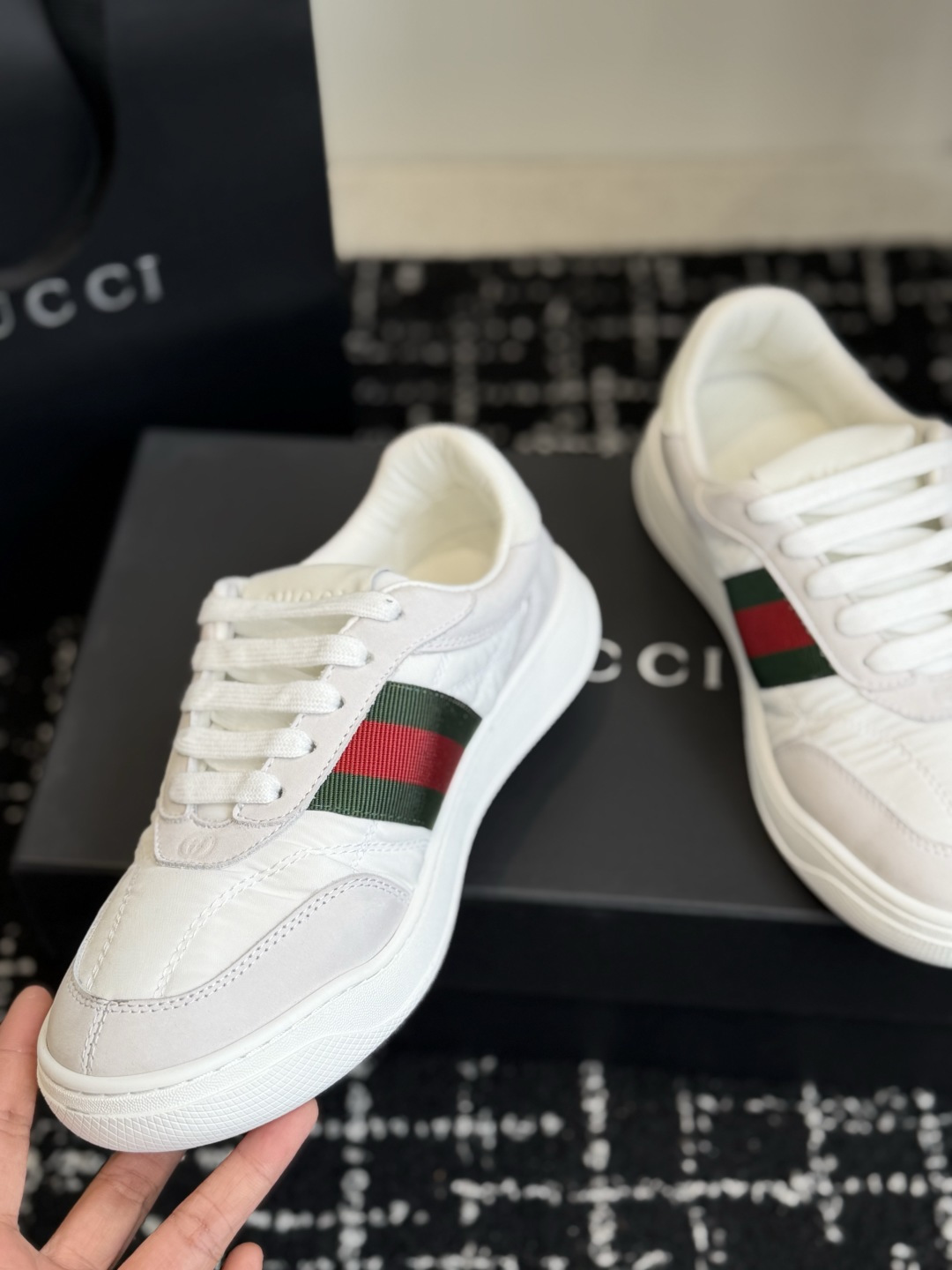 东莞代购级 GUCCI 26ss全新尼龙 德训鞋 情侣休闲鞋  尼龙面料搭配磨砂牛皮，更轻便透气，经典红绿织带辨识度拉满