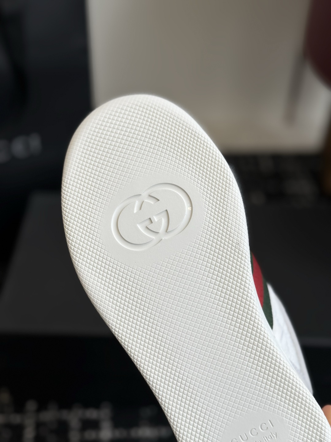 东莞代购级 GUCCI 26ss全新尼龙 德训鞋 情侣休闲鞋  尼龙面料搭配磨砂牛皮，更轻便透气，经典红绿织带辨识度拉满