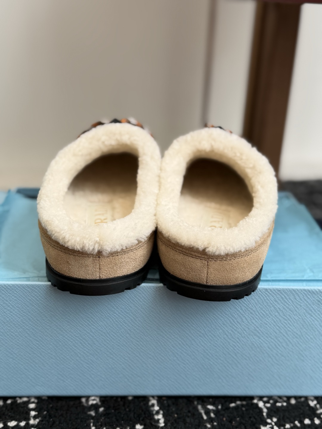 代购级 Pra*da26秋冬新款羊毛拖鞋 舒适的居家外出半拖、系绳的设计非常亮眼！ 百搭款，各种风格都可以驾驭的毛拖！ 