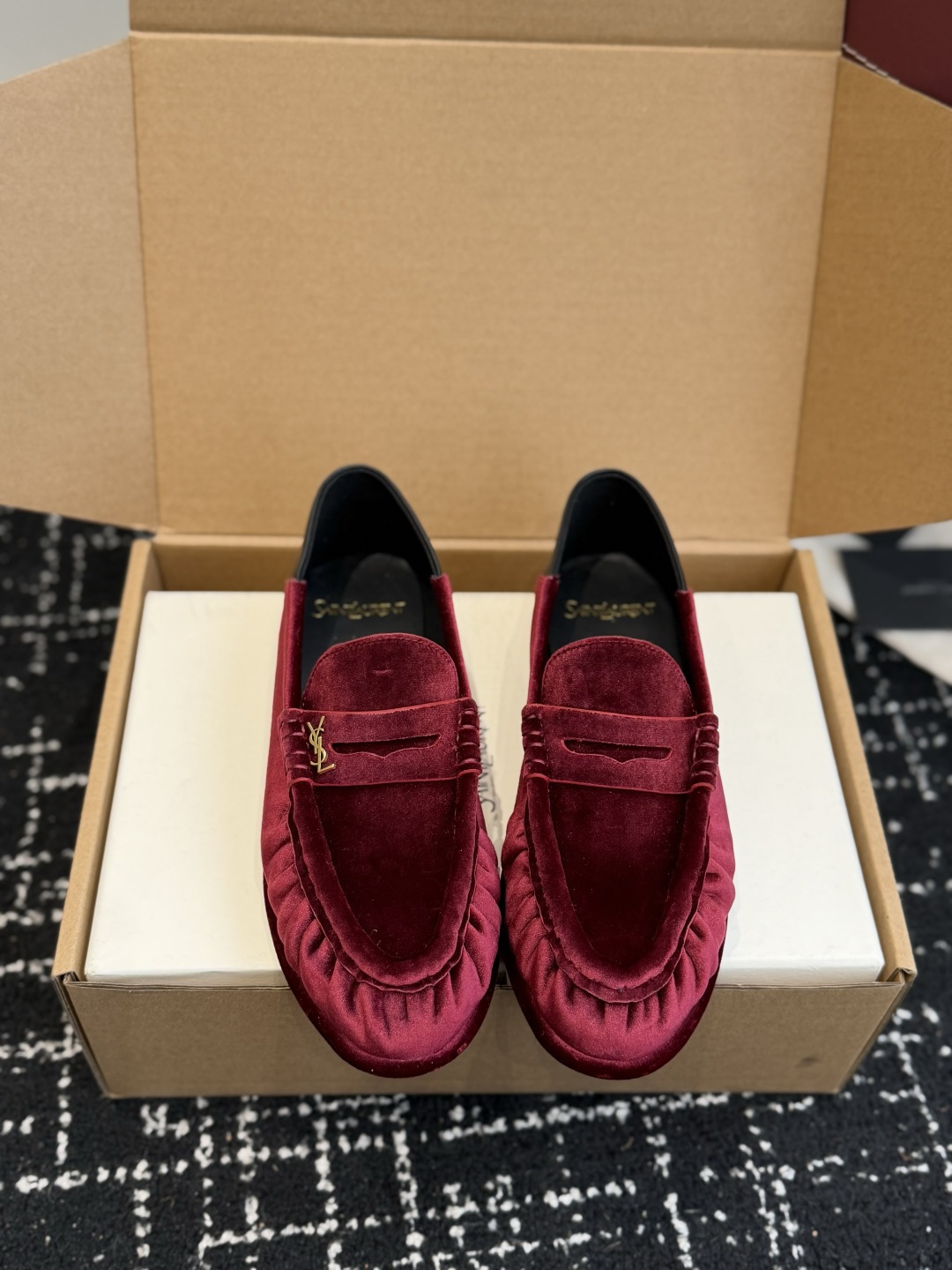 代购级 YSL Yves Saint Laurent  (杨树林）踩跟懒人鞋 乐福鞋 每一双都有不同的细节。从反绒到胎牛