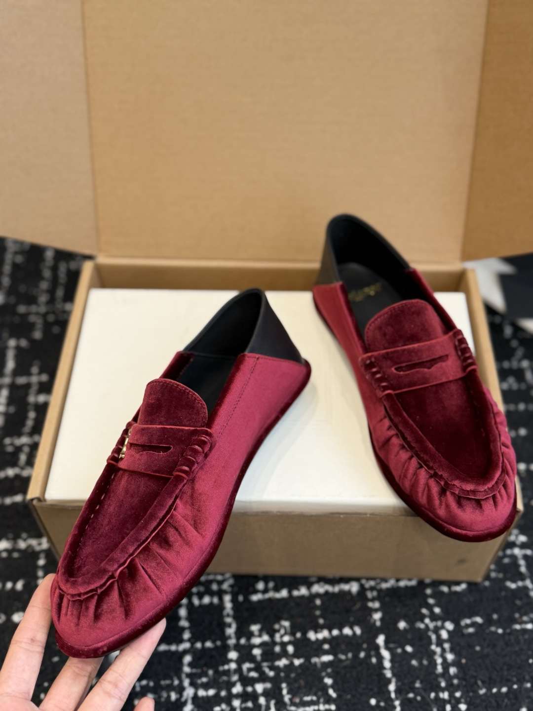 代购级 YSL Yves Saint Laurent (杨树林)踩跟懒人鞋 乐福鞋 每一双都有不同的细节。从反绒到胎牛 代购级 YSL Yves Saint Laurent (杨树林)踩跟懒人鞋 乐福鞋 每一双都有不同的细节。从反绒到胎牛