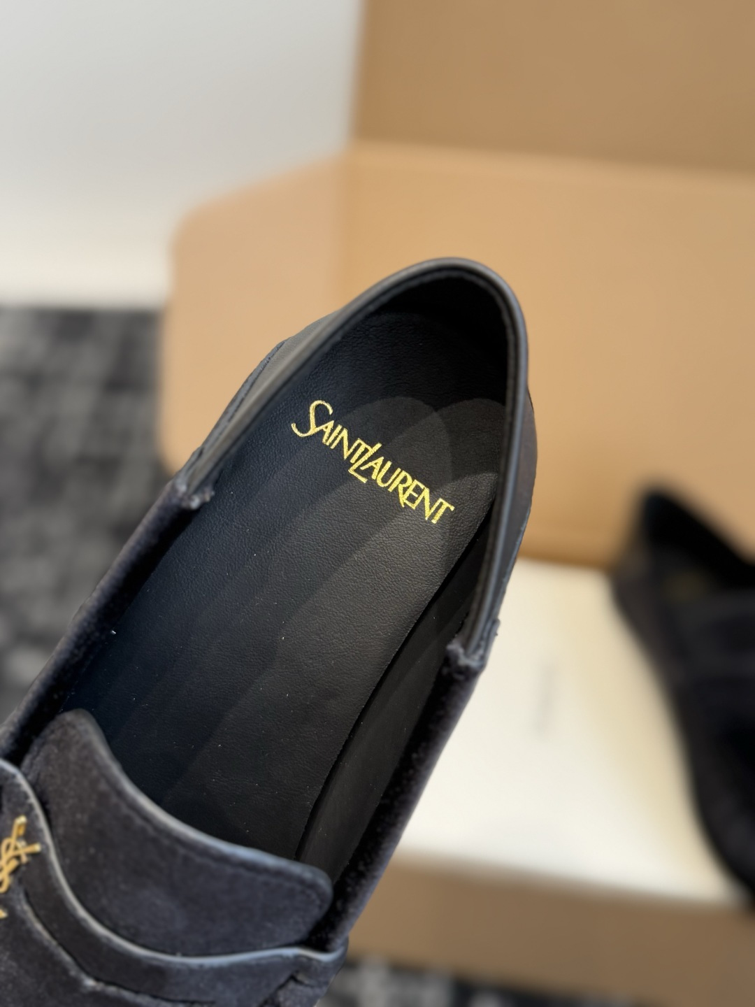 代购级 YSL Yves Saint Laurent (杨树林)踩跟懒人鞋 乐福鞋 每一双都有不同的细节。从反绒到胎牛 代购级 YSL Yves Saint Laurent (杨树林)踩跟懒人鞋 乐福鞋 每一双都有不同的细节。从反绒到胎牛