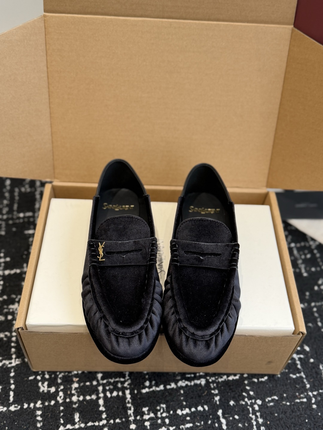 代购级 YSL Yves Saint Laurent  (杨树林）踩跟懒人鞋 乐福鞋 每一双都有不同的细节。从反绒到胎牛