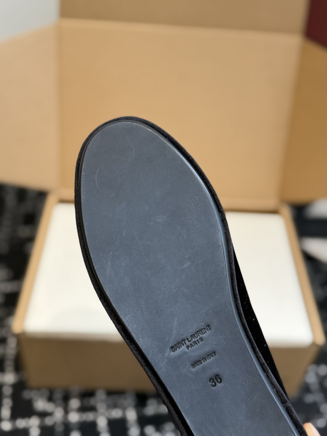 代购级 YSL Yves Saint Laurent (杨树林)踩跟懒人鞋 乐福鞋 每一双都有不同的细节。从反绒到胎牛 代购级 YSL Yves Saint Laurent (杨树林)踩跟懒人鞋 乐福鞋 每一双都有不同的细节。从反绒到胎牛