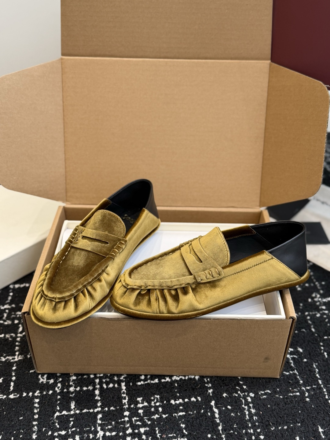 代购级 YSL Yves Saint Laurent (杨树林)踩跟懒人鞋 乐福鞋 每一双都有不同的细节。从反绒到胎牛 代购级 YSL Yves Saint Laurent (杨树林)踩跟懒人鞋 乐福鞋 每一双都有不同的细节。从反绒到胎牛