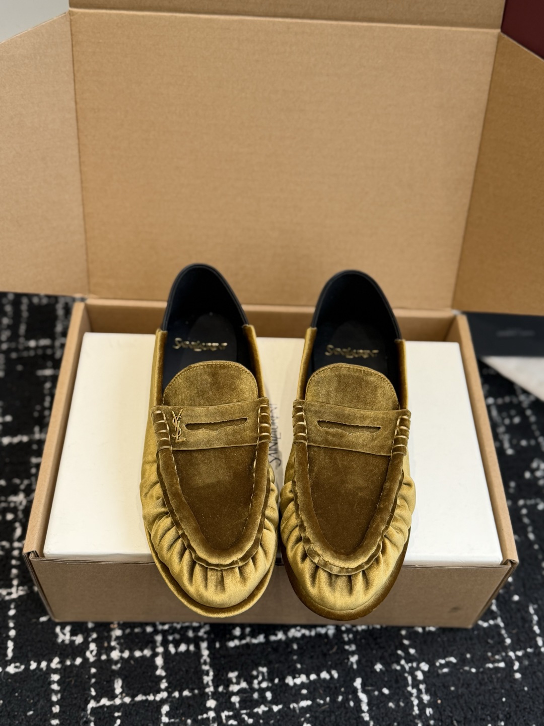 代购级 YSL Yves Saint Laurent  (杨树林）踩跟懒人鞋 乐福鞋 每一双都有不同的细节。从反绒到胎牛