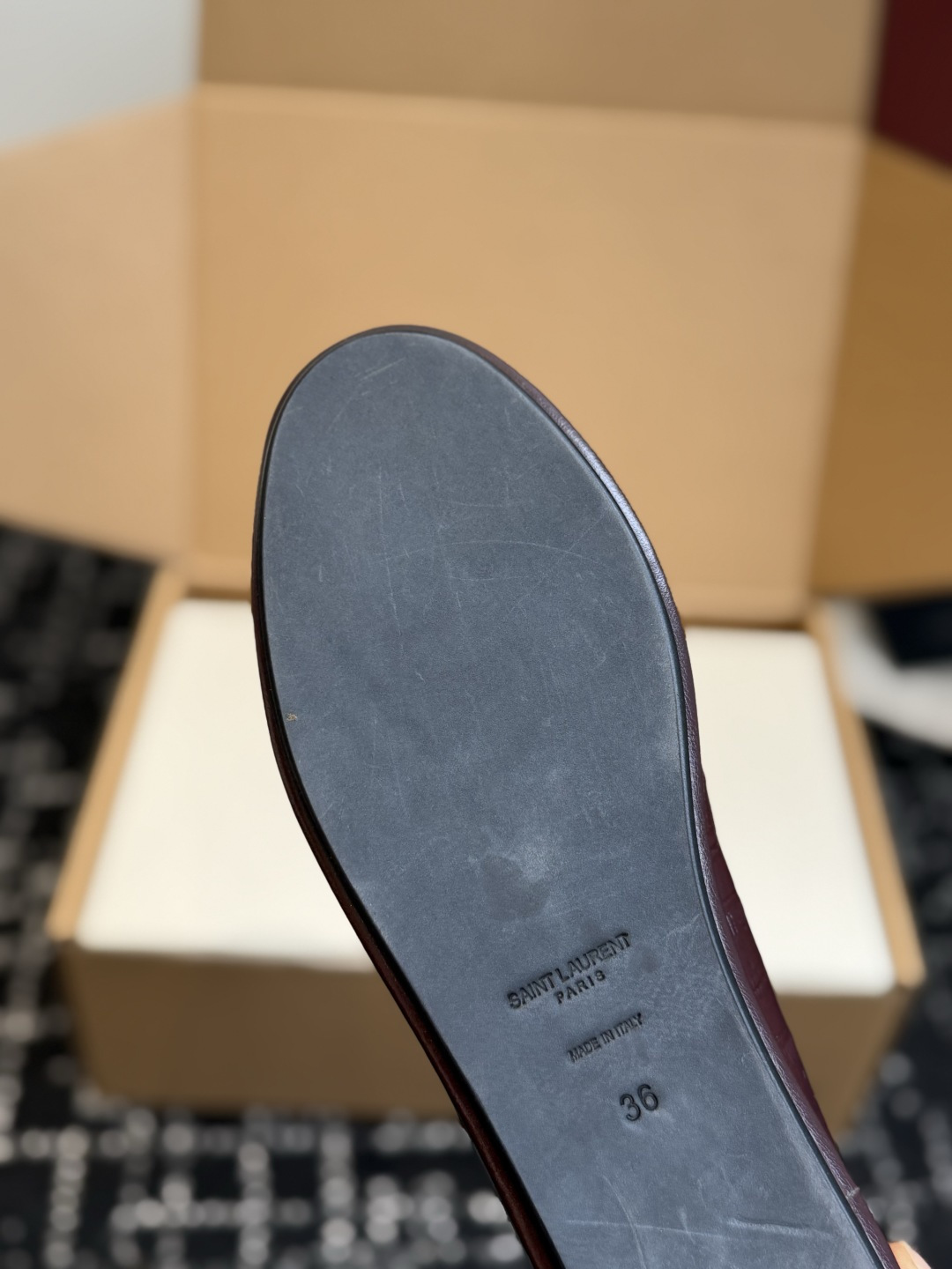 代购级 YSL Yves Saint Laurent (杨树林)踩跟懒人鞋 乐福鞋 每一双都有不同的细节。从反绒到胎牛 代购级 YSL Yves Saint Laurent (杨树林)踩跟懒人鞋 乐福鞋 每一双都有不同的细节。从反绒到胎牛