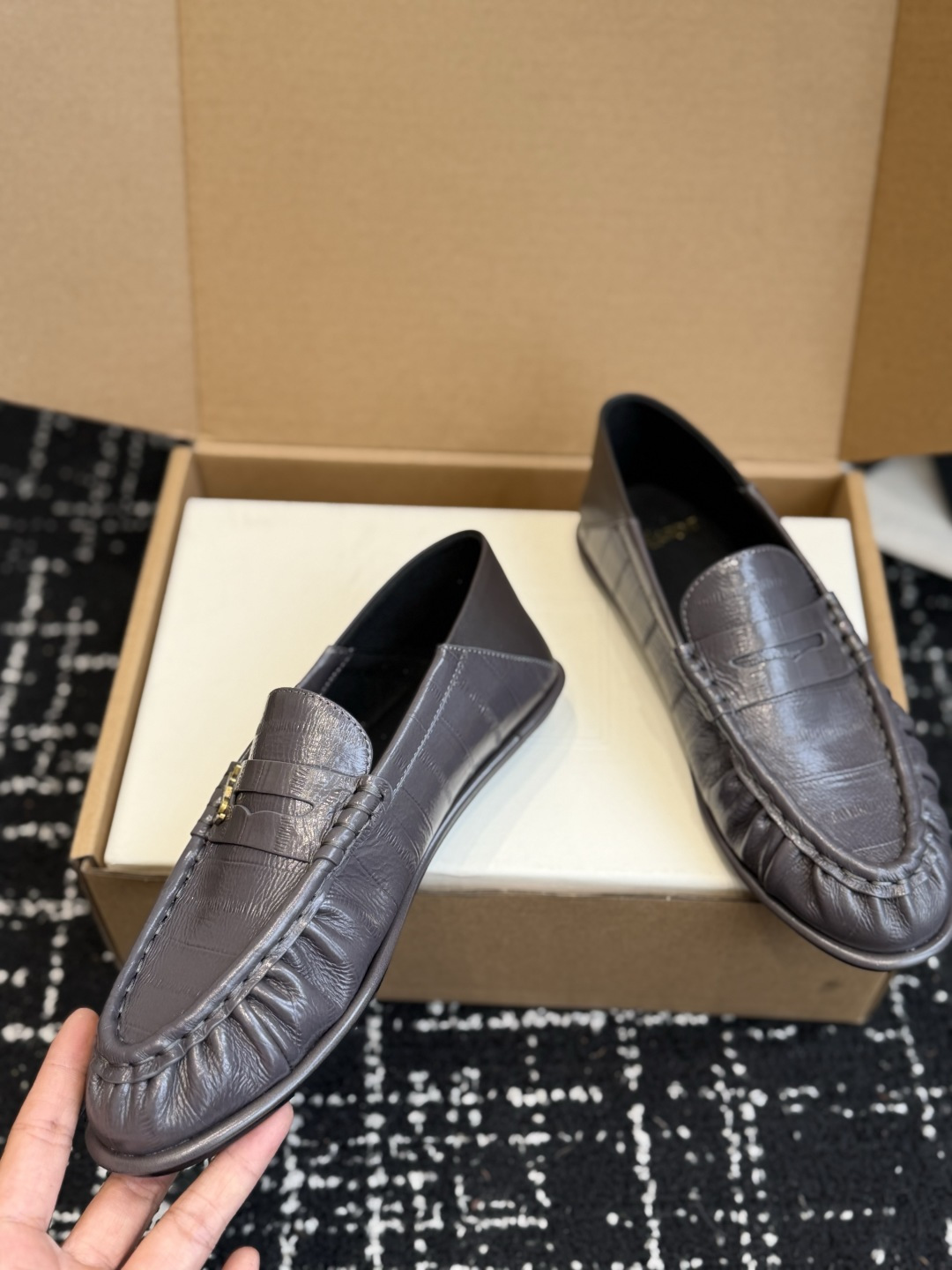 代购级 YSL Yves Saint Laurent  (杨树林）踩跟懒人鞋 乐福鞋 每一双都有不同的细节。从反绒到胎牛