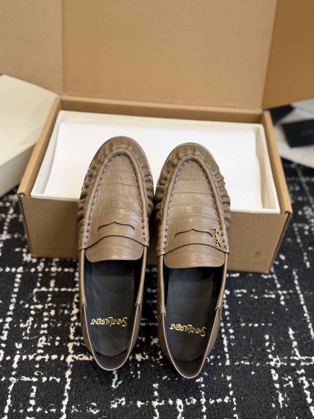 代购级 YSL Yves Saint Laurent (杨树林)踩跟懒人鞋 乐福鞋 每一双都有不同的细节。从反绒到胎牛 代购级 YSL Yves Saint Laurent (杨树林)踩跟懒人鞋 乐福鞋 每一双都有不同的细节。从反绒到胎牛