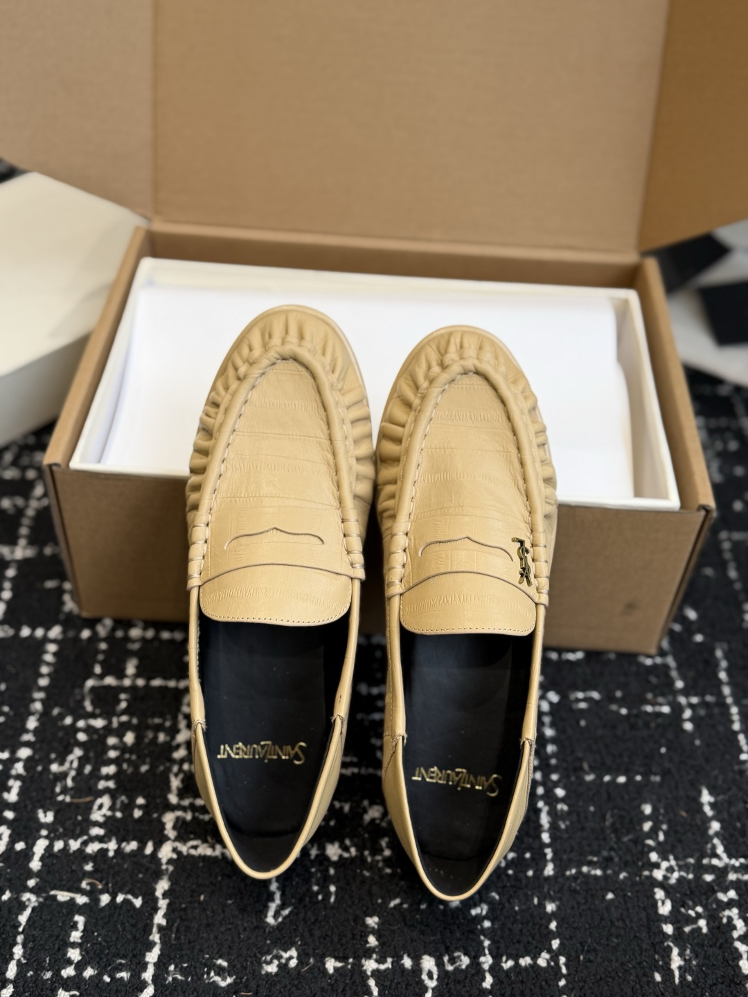 代购级 YSL Yves Saint Laurent (杨树林)踩跟懒人鞋 乐福鞋 每一双都有不同的细节。从反绒到胎牛 代购级 YSL Yves Saint Laurent (杨树林)踩跟懒人鞋 乐福鞋 每一双都有不同的细节。从反绒到胎牛