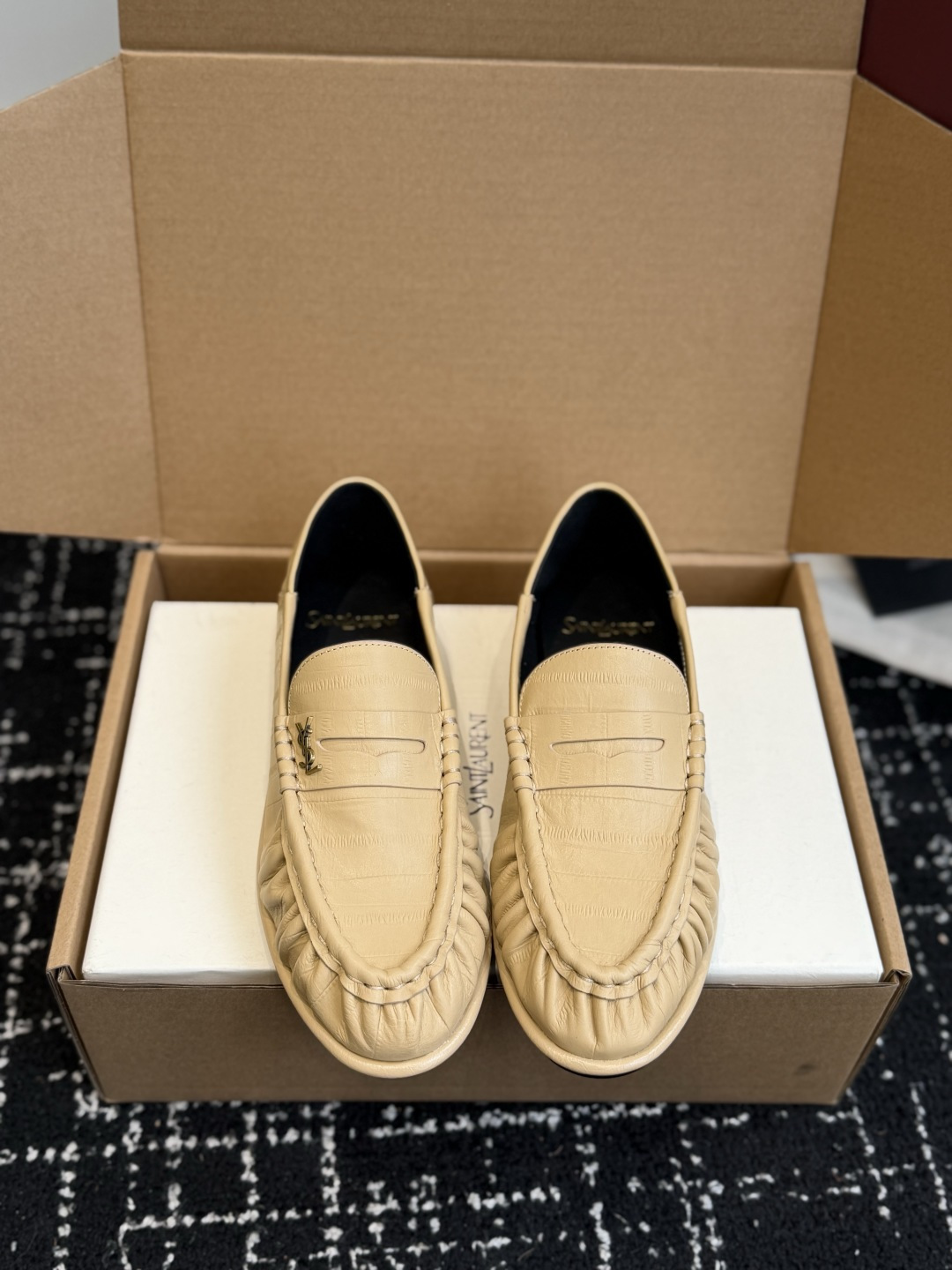 代购级 YSL Yves Saint Laurent  (杨树林）踩跟懒人鞋 乐福鞋 每一双都有不同的细节。从反绒到胎牛