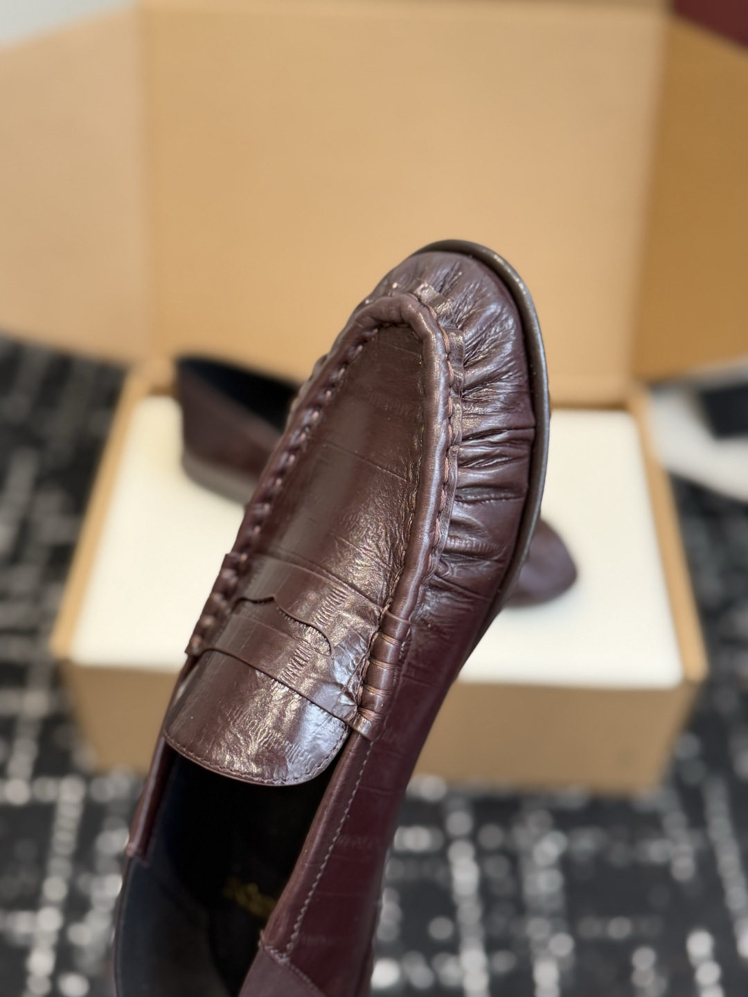 代购级 YSL Yves Saint Laurent (杨树林)踩跟懒人鞋 乐福鞋 每一双都有不同的细节。从反绒到胎牛 代购级 YSL Yves Saint Laurent (杨树林)踩跟懒人鞋 乐福鞋 每一双都有不同的细节。从反绒到胎牛