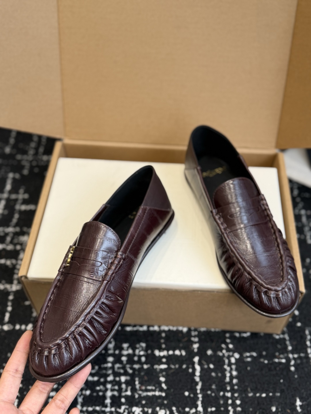 代购级 YSL Yves Saint Laurent (杨树林)踩跟懒人鞋 乐福鞋 每一双都有不同的细节。从反绒到胎牛 代购级 YSL Yves Saint Laurent (杨树林)踩跟懒人鞋 乐福鞋 每一双都有不同的细节。从反绒到胎牛