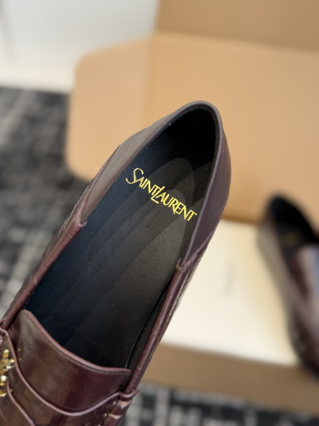 代购级 YSL Yves Saint Laurent (杨树林)踩跟懒人鞋 乐福鞋 每一双都有不同的细节。从反绒到胎牛 代购级 YSL Yves Saint Laurent (杨树林)踩跟懒人鞋 乐福鞋 每一双都有不同的细节。从反绒到胎牛