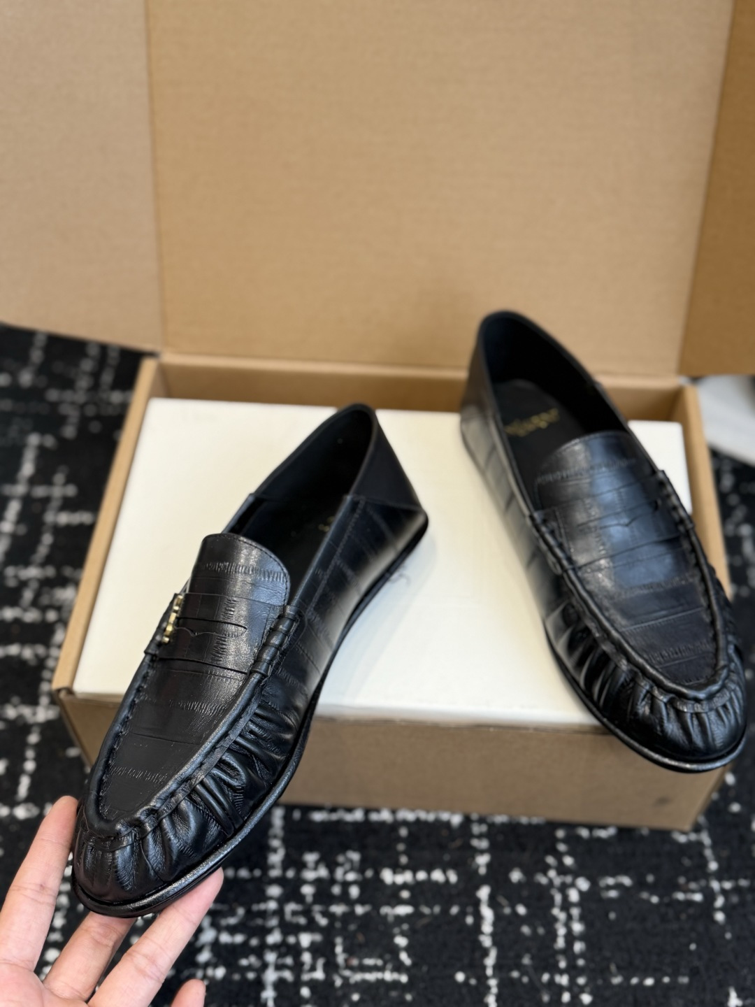 代购级 YSL Yves Saint Laurent (杨树林)踩跟懒人鞋 乐福鞋 每一双都有不同的细节。从反绒到胎牛 代购级 YSL Yves Saint Laurent (杨树林)踩跟懒人鞋 乐福鞋 每一双都有不同的细节。从反绒到胎牛