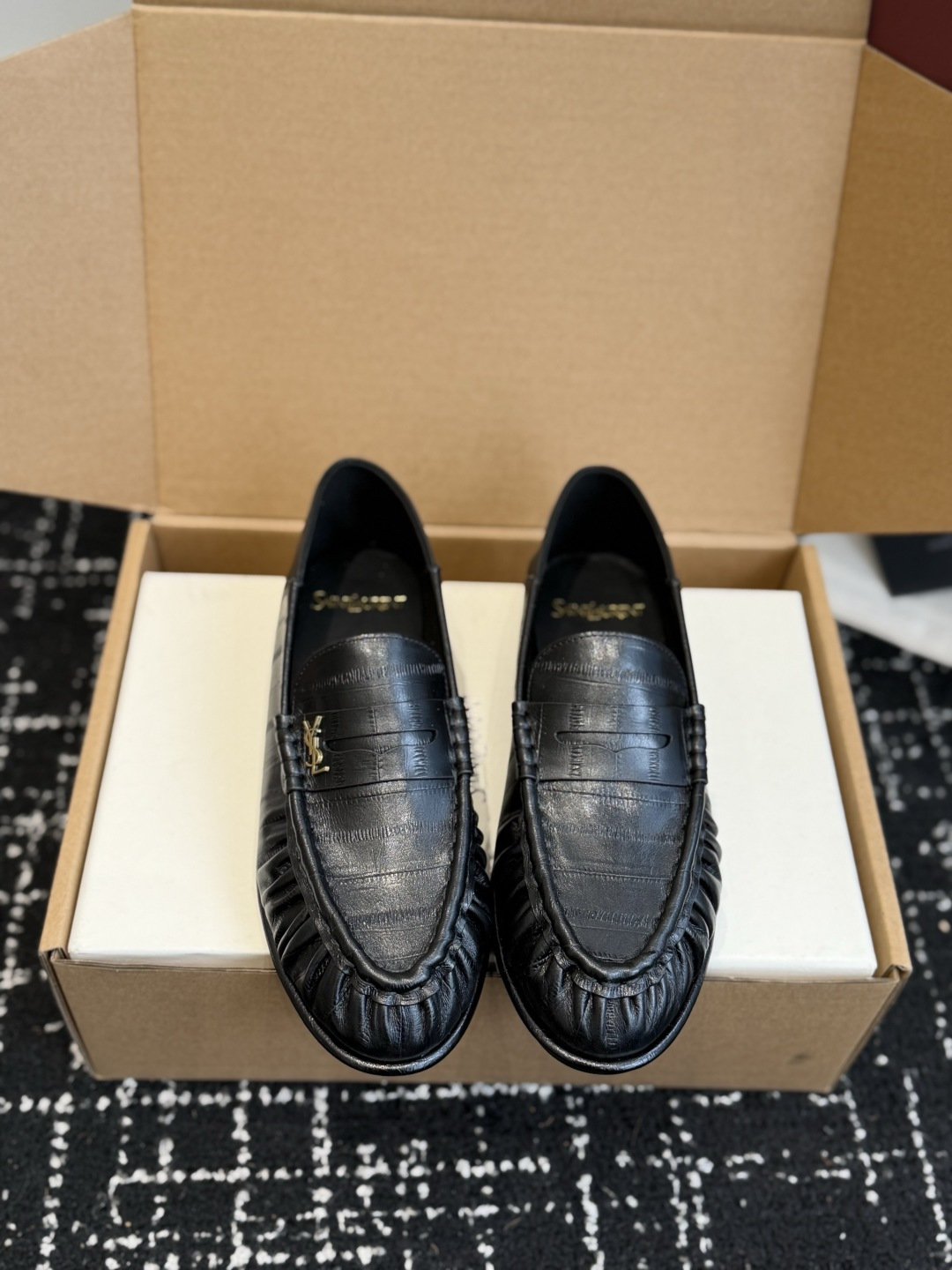 代购级 YSL Yves Saint Laurent  (杨树林）踩跟懒人鞋 乐福鞋 每一双都有不同的细节。从反绒到胎牛