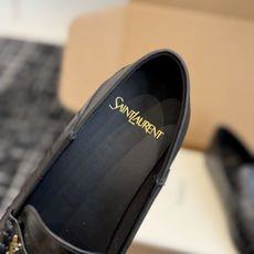 代购级 YSL Yves Saint Laurent (杨树林)踩跟懒人鞋 乐福鞋 每一双都有不同的细节。从反绒到胎牛 代购级 YSL Yves Saint Laurent (杨树林)踩跟懒人鞋 乐福鞋 每一双都有不同的细节。从反绒到胎牛