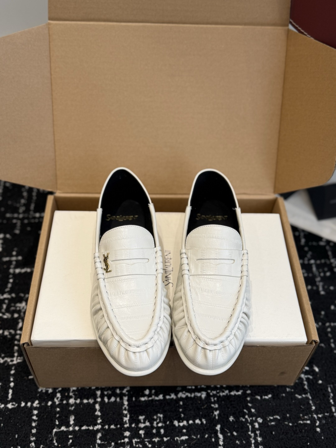 代购级 YSL Yves Saint Laurent  (杨树林）踩跟懒人鞋 乐福鞋 每一双都有不同的细节。从反绒到胎牛