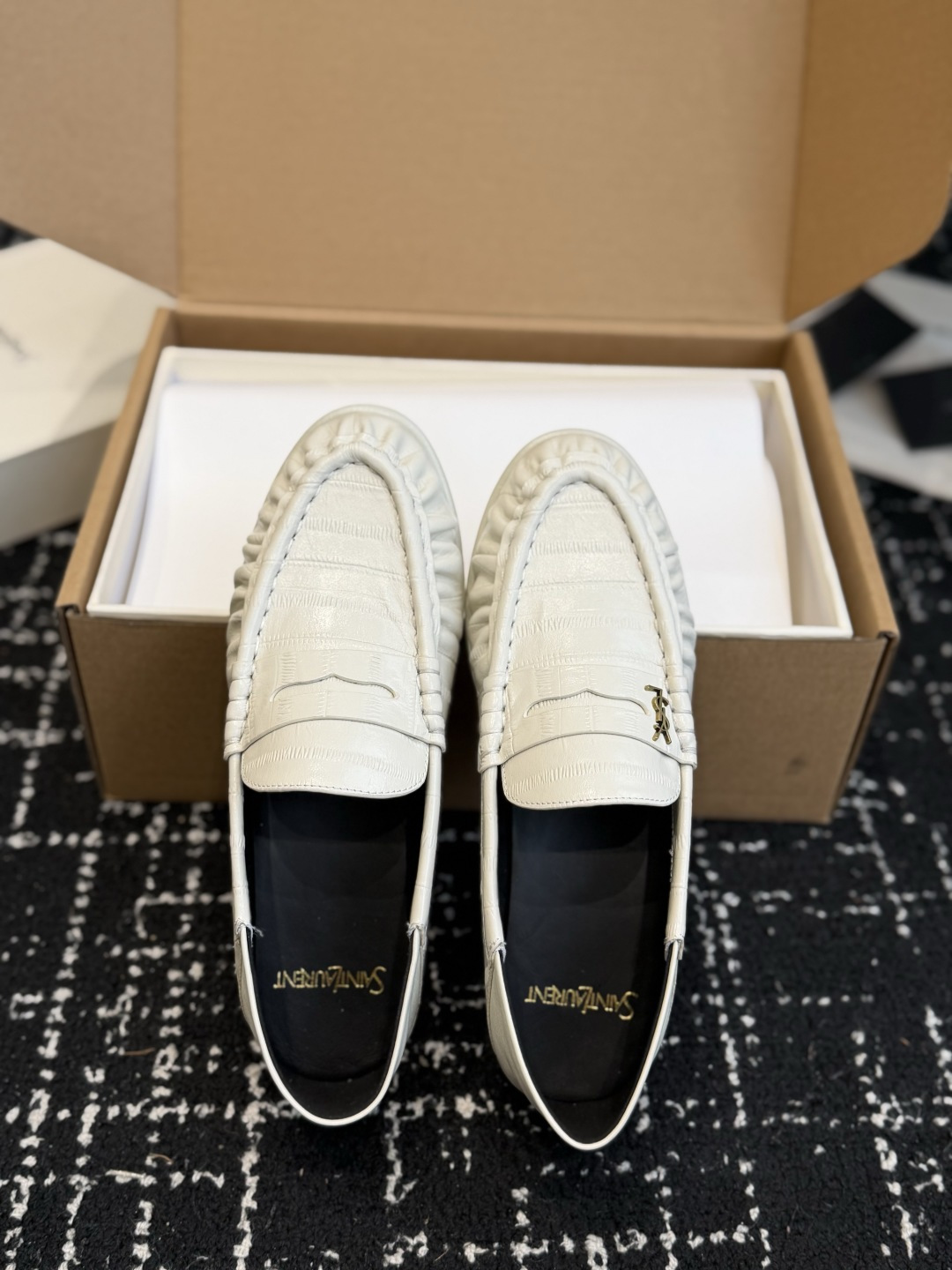 代购级 YSL Yves Saint Laurent (杨树林)踩跟懒人鞋 乐福鞋 每一双都有不同的细节。从反绒到胎牛 代购级 YSL Yves Saint Laurent (杨树林)踩跟懒人鞋 乐福鞋 每一双都有不同的细节。从反绒到胎牛
