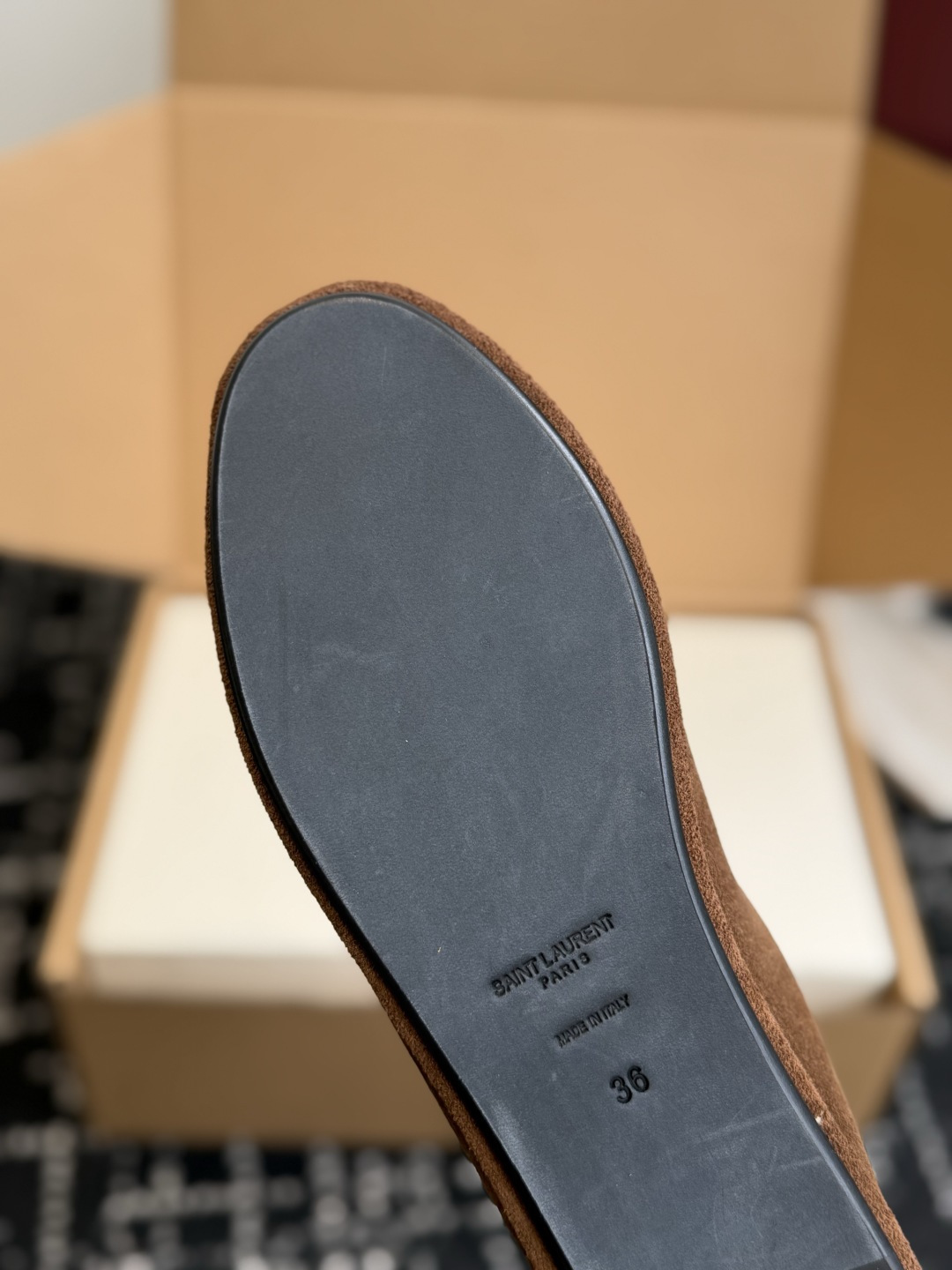 代购级 YSL Yves Saint Laurent (杨树林)踩跟懒人鞋 乐福鞋 每一双都有不同的细节。从反绒到胎牛 代购级 YSL Yves Saint Laurent (杨树林)踩跟懒人鞋 乐福鞋 每一双都有不同的细节。从反绒到胎牛