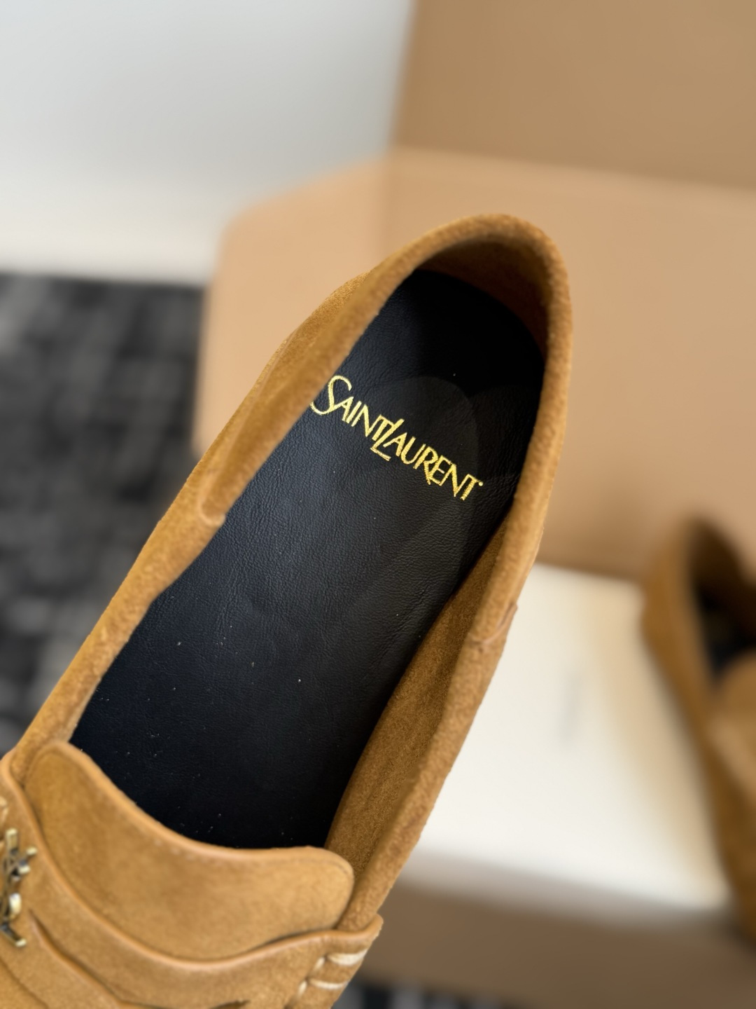 代购级 YSL Yves Saint Laurent (杨树林)踩跟懒人鞋 乐福鞋 每一双都有不同的细节。从反绒到胎牛 代购级 YSL Yves Saint Laurent (杨树林)踩跟懒人鞋 乐福鞋 每一双都有不同的细节。从反绒到胎牛