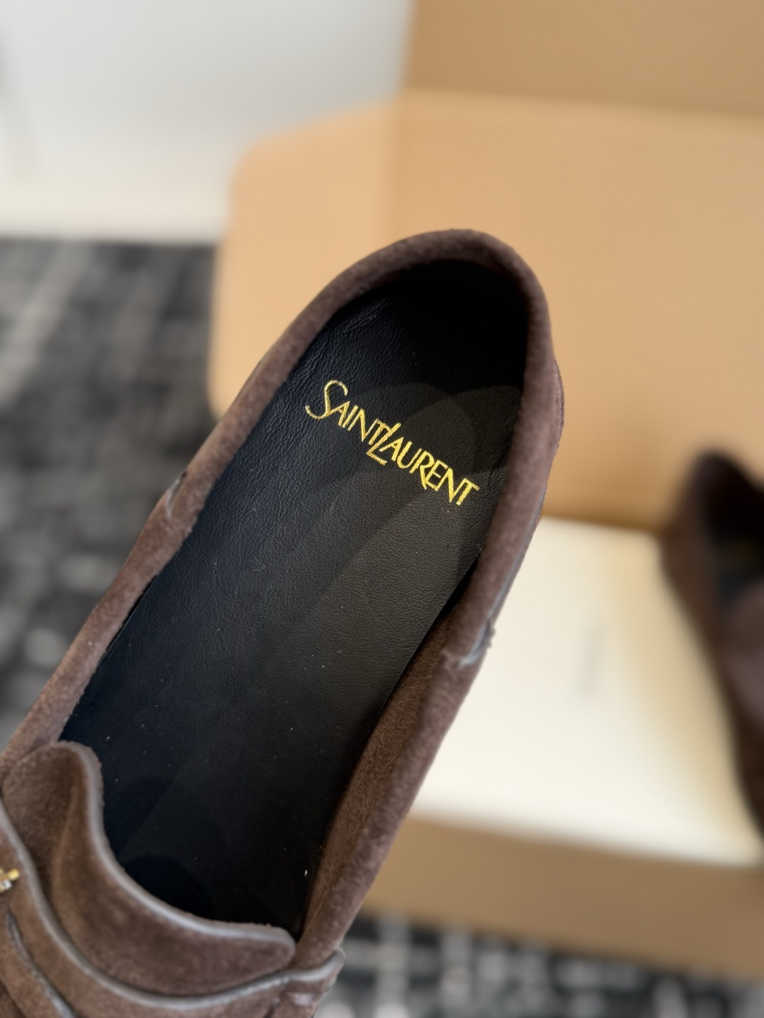 代购级 YSL Yves Saint Laurent (杨树林)踩跟懒人鞋 乐福鞋 每一双都有不同的细节。从反绒到胎牛 代购级 YSL Yves Saint Laurent (杨树林)踩跟懒人鞋 乐福鞋 每一双都有不同的细节。从反绒到胎牛