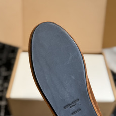 代购级 YSL Yves Saint Laurent (杨树林)踩跟懒人鞋 乐福鞋 每一双都有不同的细节。从反绒到胎牛 代购级 YSL Yves Saint Laurent (杨树林)踩跟懒人鞋 乐福鞋 每一双都有不同的细节。从反绒到胎牛